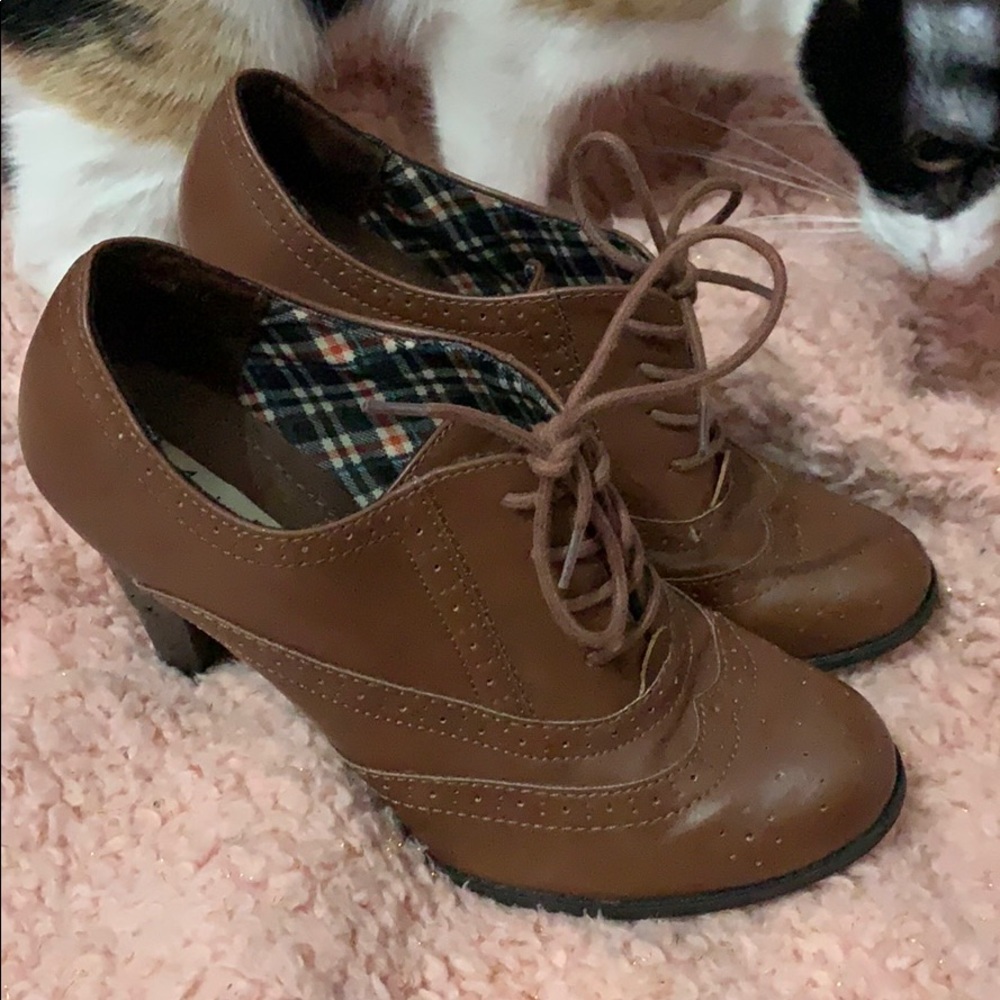 Brown American Eagle size 8 heeled shoe